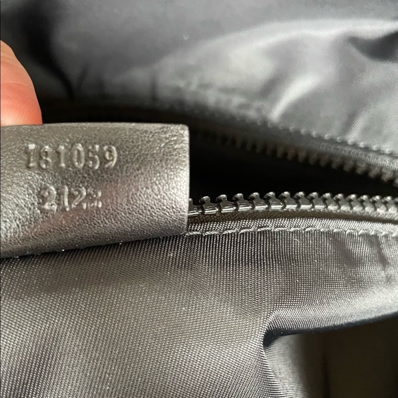 Gucci Original Cream Duffle Bag with Details in Black and Green - Picture 8 of 16